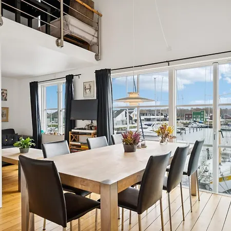 Feriehus Flot 1 Sals Med Tarnvaerelse I Oer Maritime Ferieby Ebeltoft