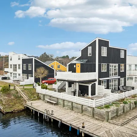 Flot 1 Sals Med Tarnvaerelse I Oer Maritime Ferieby Feriehus Ebeltoft