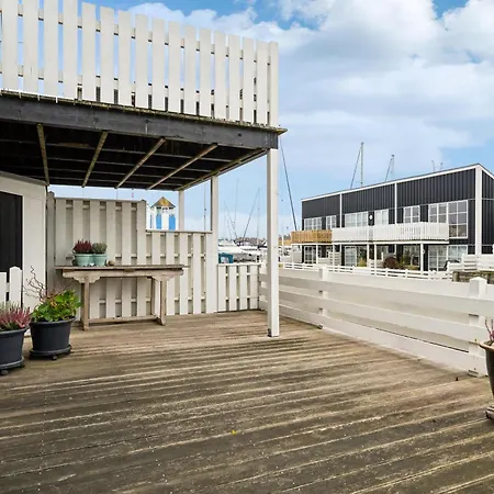 Flot 1 Sals Med Tarnvaerelse I Oer Maritime Ferieby * Ebeltoft